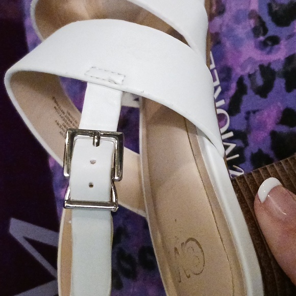 White Chelsea Moreland 2" 8 1/2 wide sandal - Picture 4 of 9